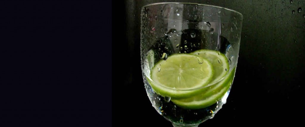 ¿Son ciertos los beneficios de beber agua tibia con limón?