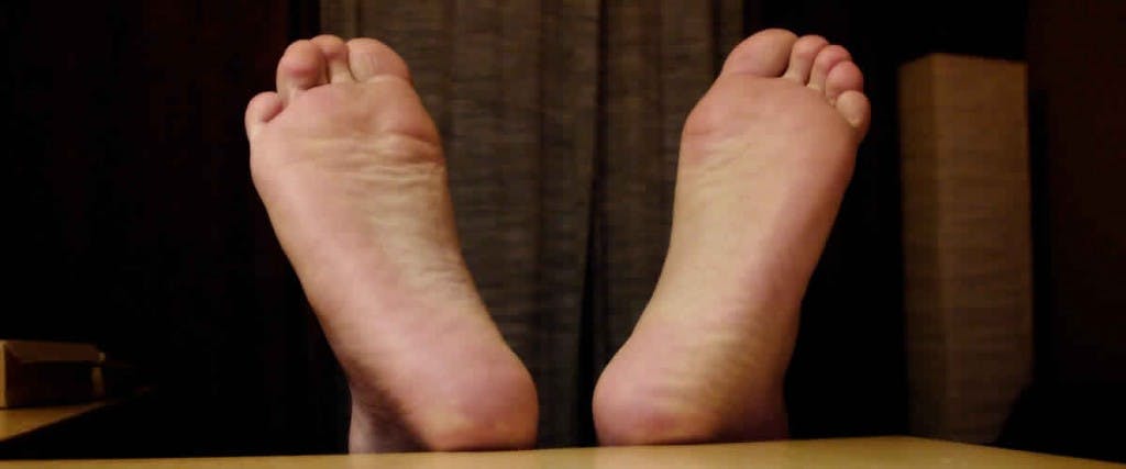 Descubra la manera natural de eliminar las durezas de los pies