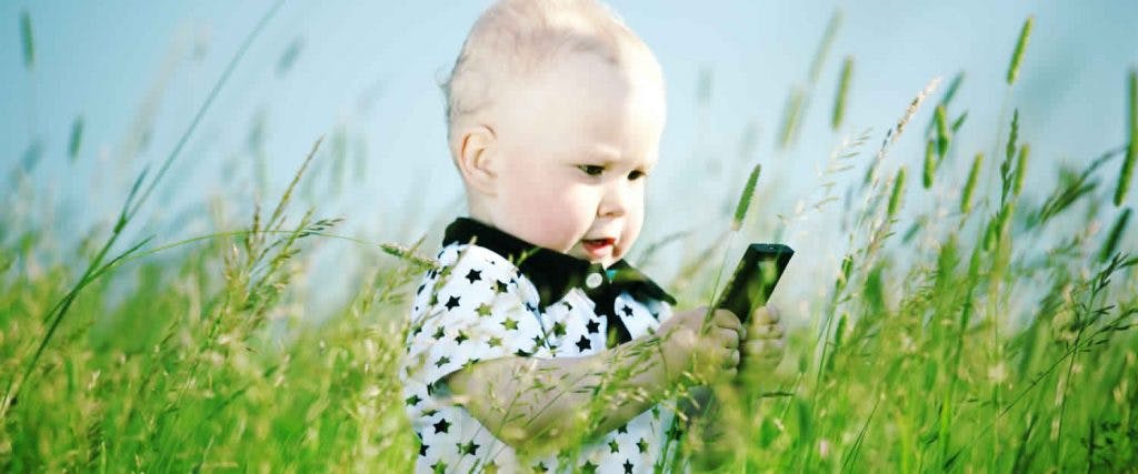 Aleja los dispositivos móviles del bebé